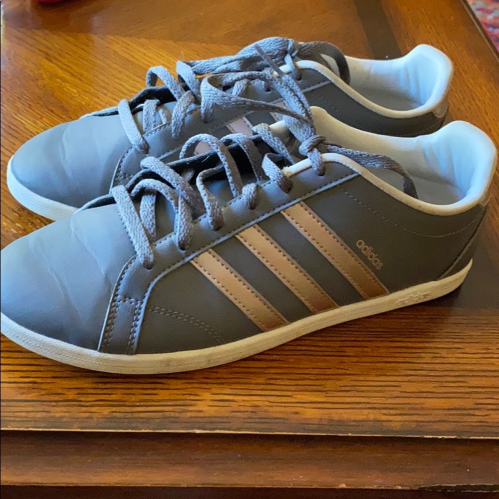 Ladies tennis shoes. Excellent condition!!!